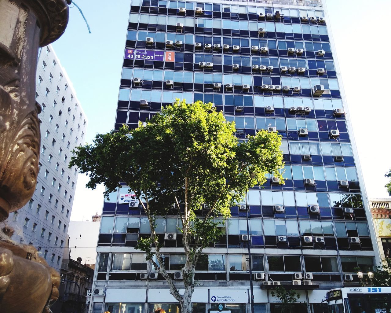 LOW ANGLE VIEW OF MODERN BUILDING AGAINST SKY