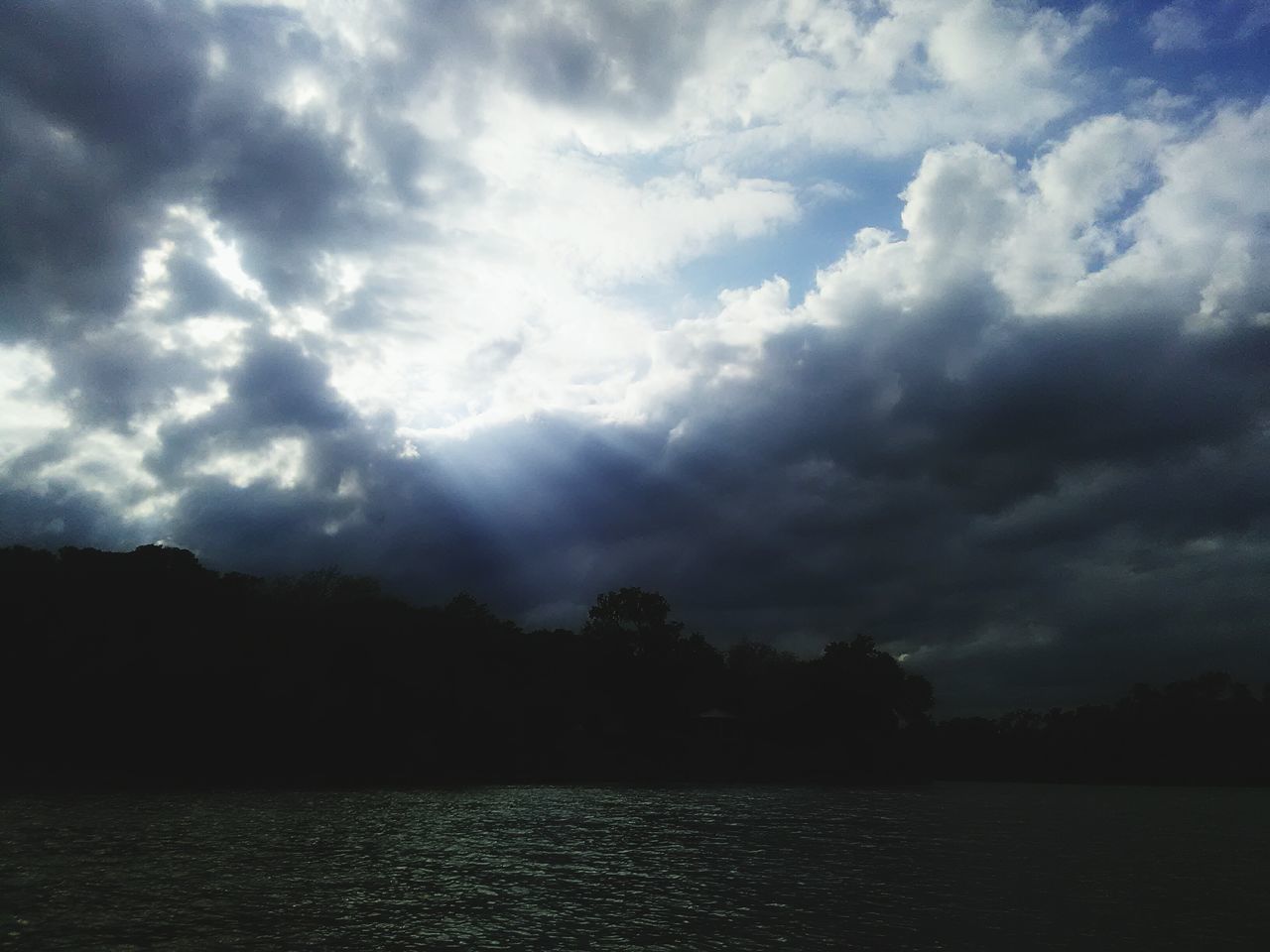 sky, cloud - sky, water, cloudy, scenics, tranquil scene, beauty in nature, tranquility, waterfront, silhouette, nature, weather, cloud, overcast, storm cloud, idyllic, dramatic sky, river, dusk, sea