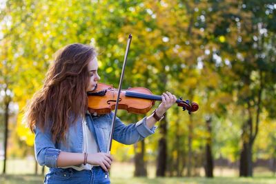 Midsection of woman playing violin