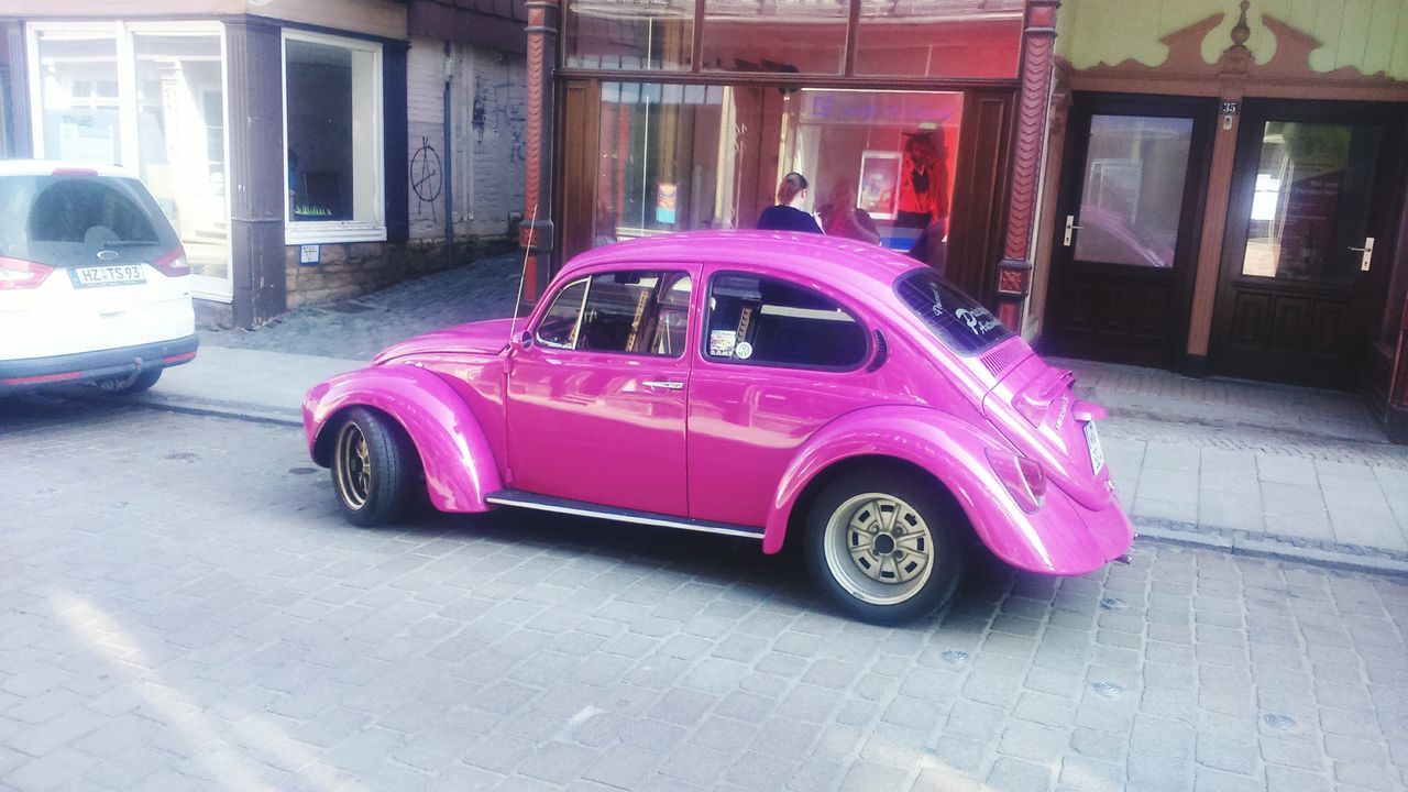 VINTAGE CAR ON STREET