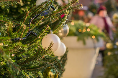 Christmas and new year holidays background. christmas tree decorated with gold and white balls. 