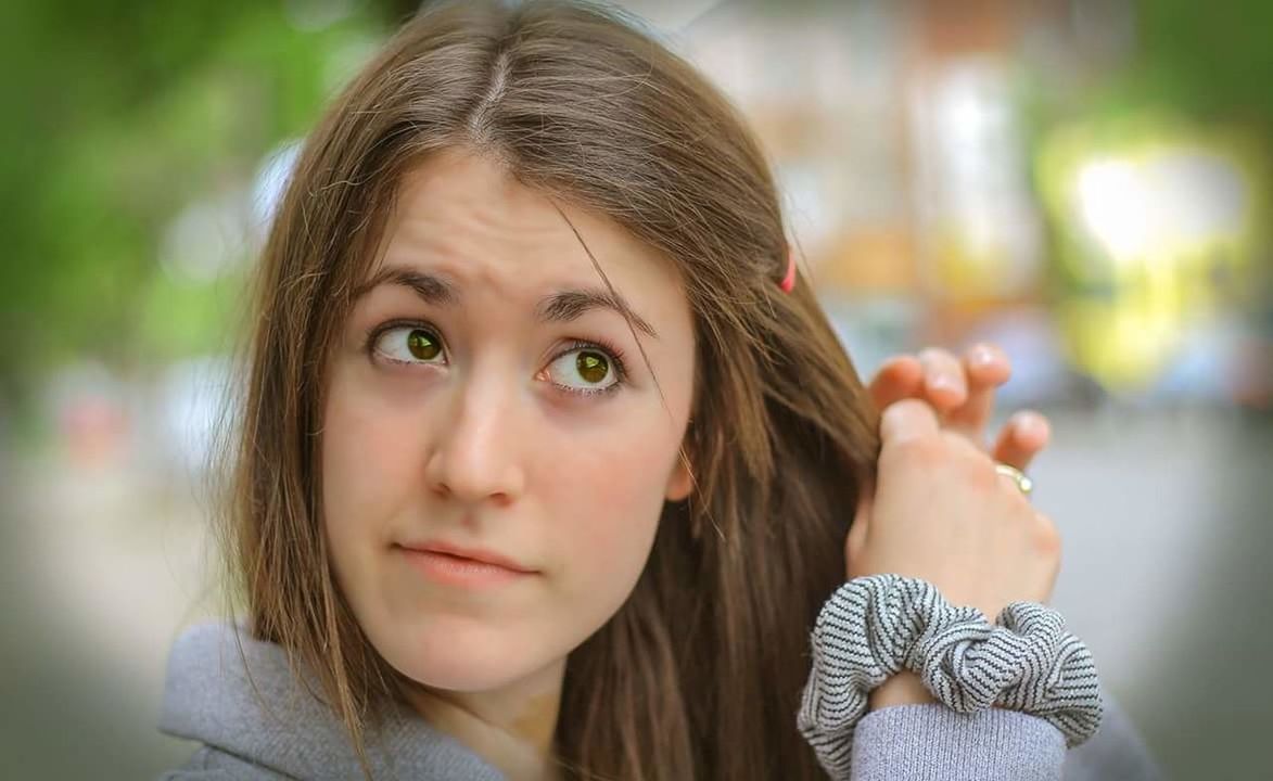 focus on foreground, lifestyles, person, headshot, leisure activity, looking at camera, portrait, young adult, young women, front view, close-up, casual clothing, smiling, long hair, head and shoulders, brown hair