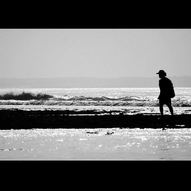 sea, water, horizon over water, full length, leisure activity, lifestyles, clear sky, beach, silhouette, copy space, standing, rear view, shore, wave, men, nature, boys, side view
