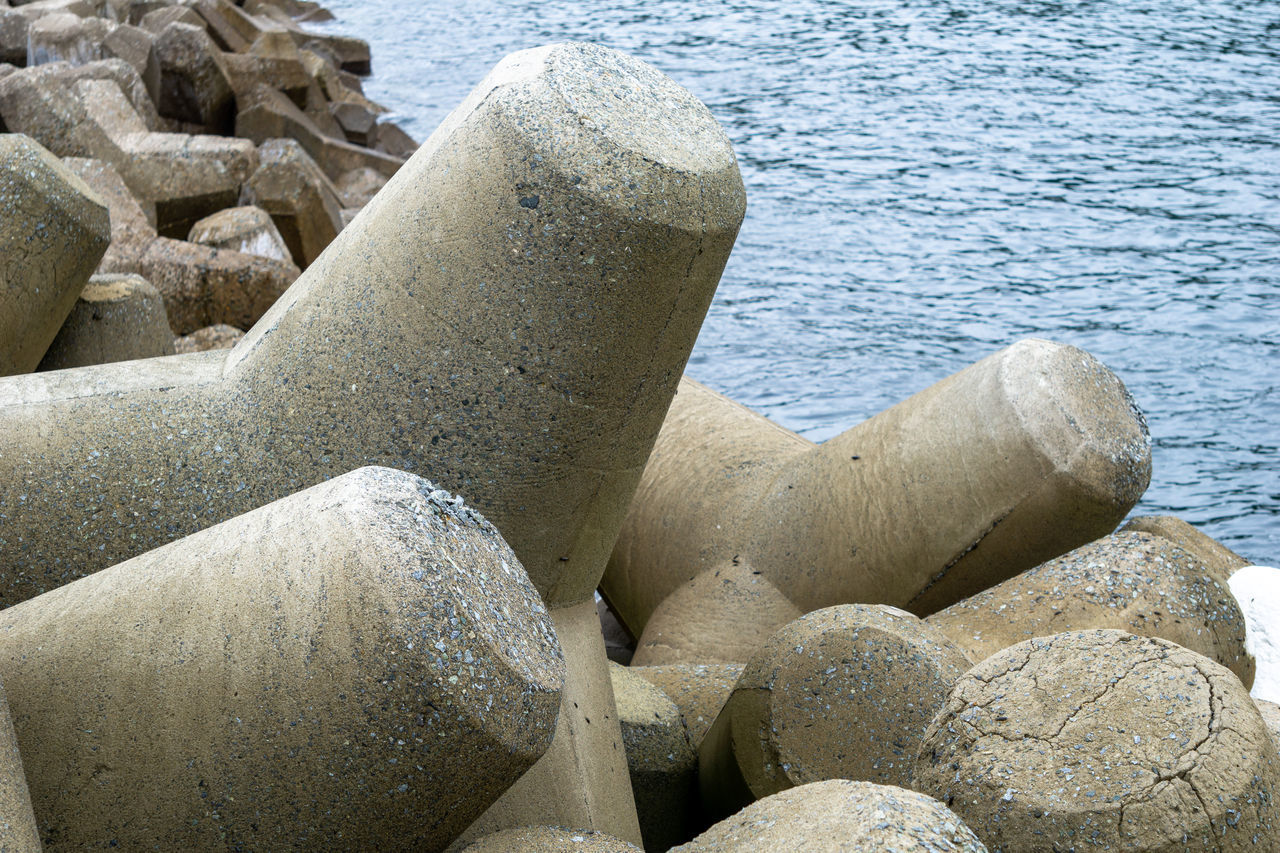 HIGH ANGLE VIEW OF ROCKS ON SEA SHORE