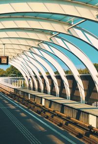 Metallic structure over road