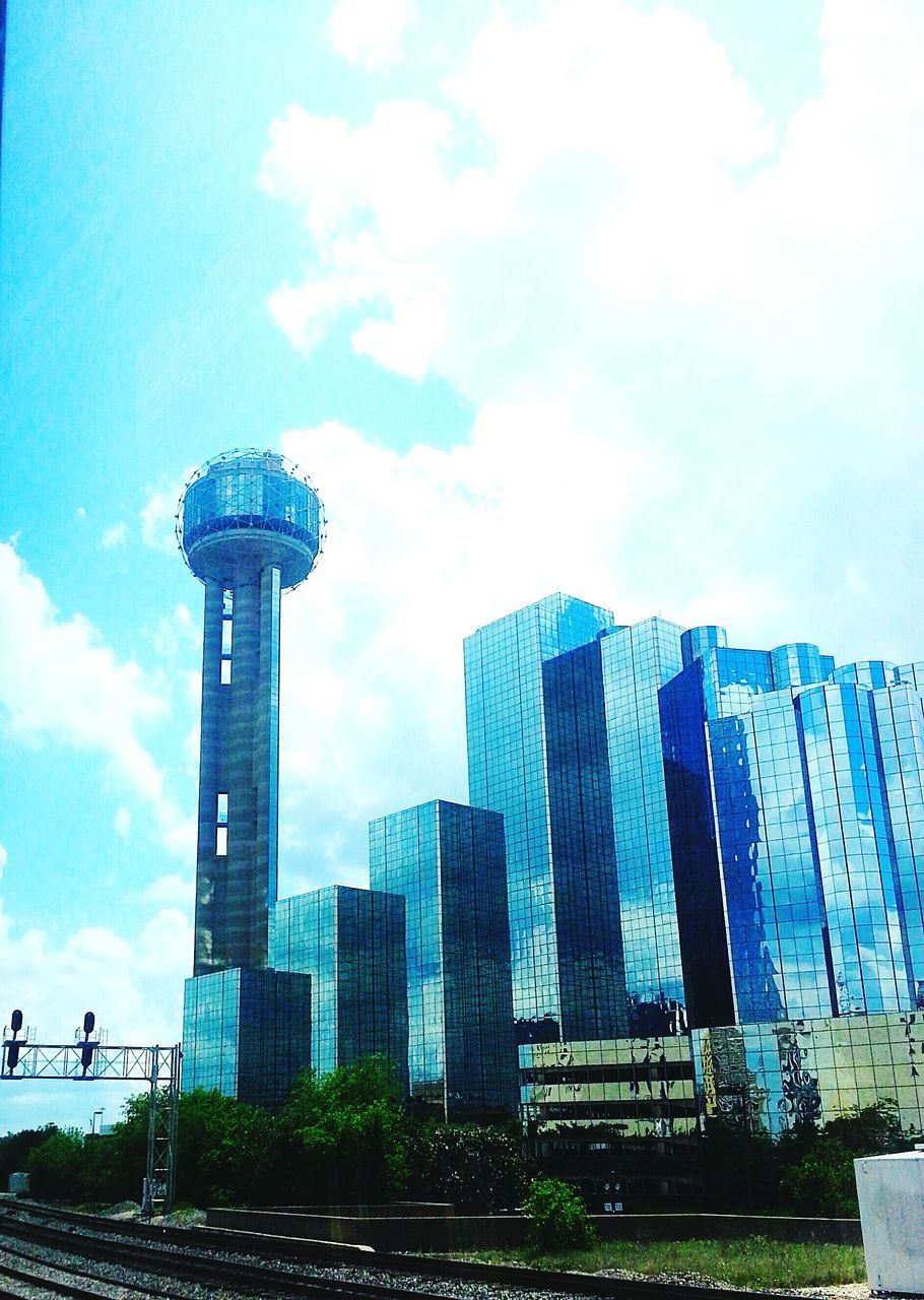 LOW ANGLE VIEW OF SKYSCRAPERS AGAINST SKY IN CITY