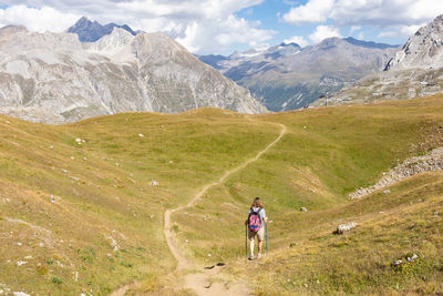 Hike between the tovière and the col de fresse on an aerial pat in tignes valley, in savoie.