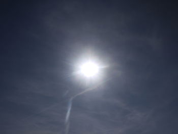 Low angle view of sun shining in sky