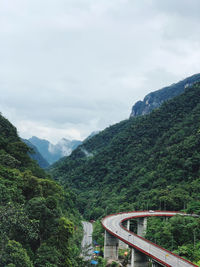 The view of the bridge in the middle of the mountains and the clear sky