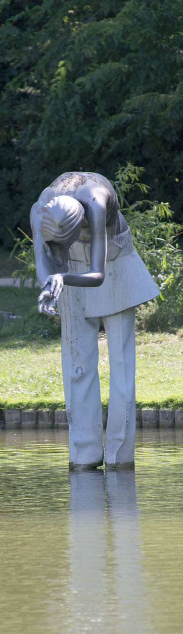 STATUE OF LAKE IN A PARK