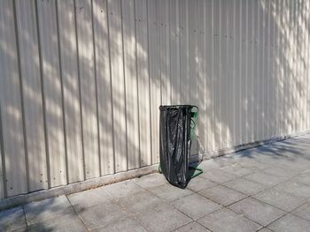 Metallic structure against wall