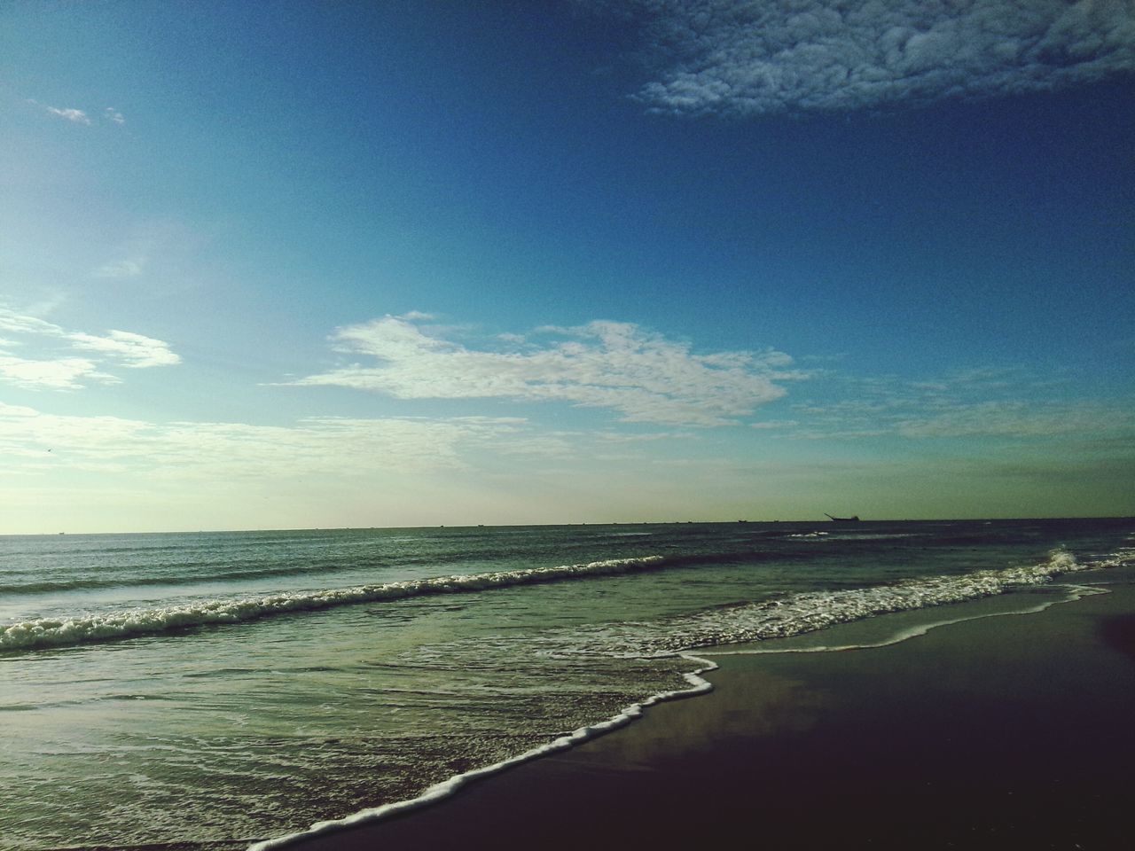 sea, beach, horizon over water, water, shore, sand, tranquil scene, scenics, sky, tranquility, beauty in nature, nature, coastline, idyllic, wave, blue, cloud - sky, outdoors, cloud, remote