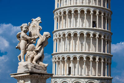 Fontana dei putti and the leaning tower of pisa