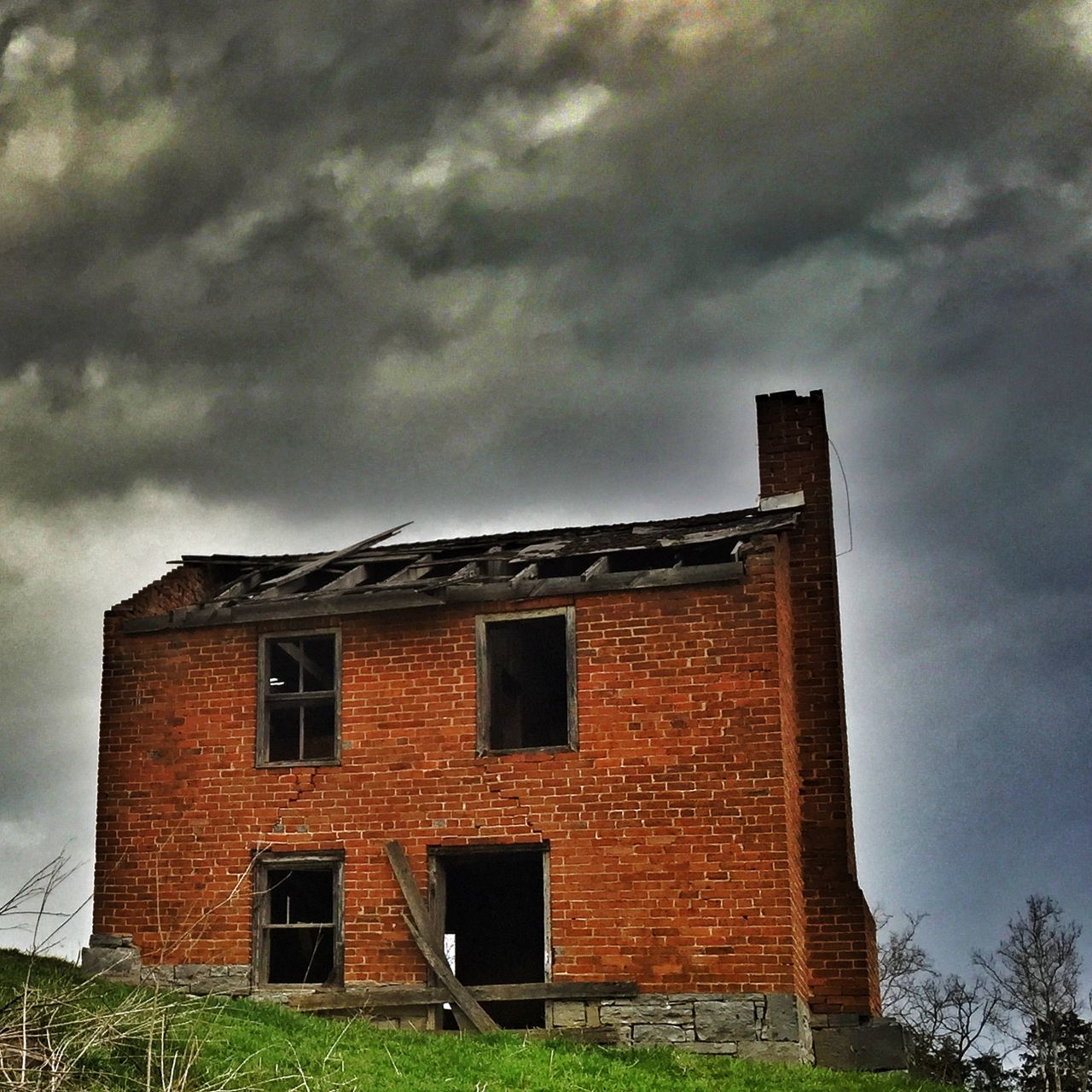 architecture, built structure, building exterior, sky, cloud - sky, low angle view, cloudy, window, house, cloud, old, residential structure, overcast, outdoors, day, residential building, no people, abandoned, building, brick wall