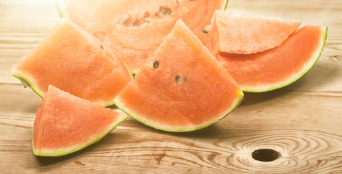 Close-up of oranges on cutting board