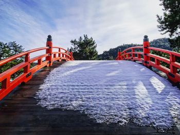Footbridge against sky
