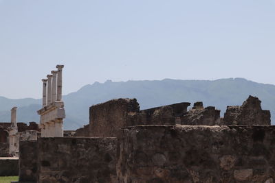 Old ruins of building against sky