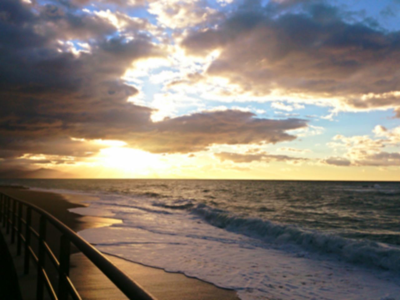 SCENIC VIEW OF SEA AGAINST CLOUDY SKY DURING SUNSET