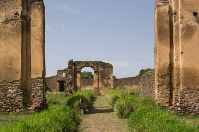 Old ruin building against sky