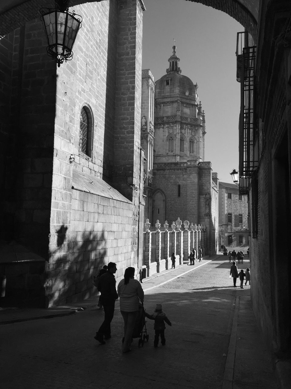 architecture, built structure, building exterior, walking, men, street, person, lifestyles, the way forward, city, full length, city life, history, leisure activity, large group of people, rear view, building, day, old town