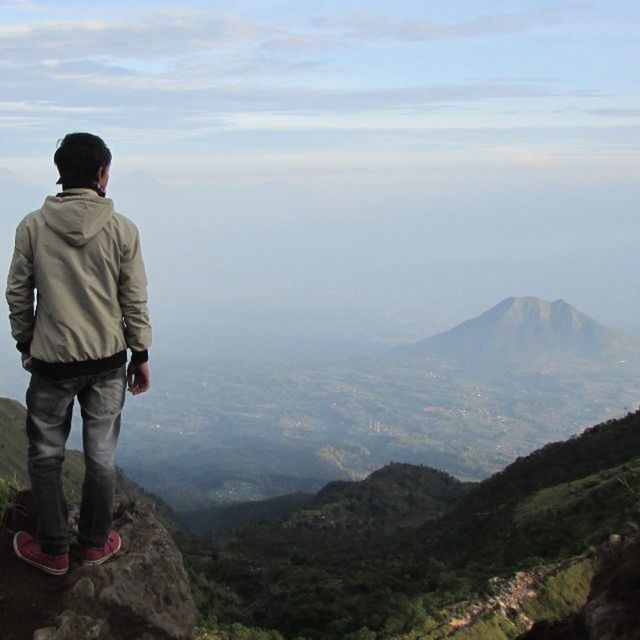 mountain, lifestyles, rear view, leisure activity, men, standing, casual clothing, sky, looking at view, full length, scenics, tranquility, mountain range, tranquil scene, beauty in nature, landscape, nature, hiking