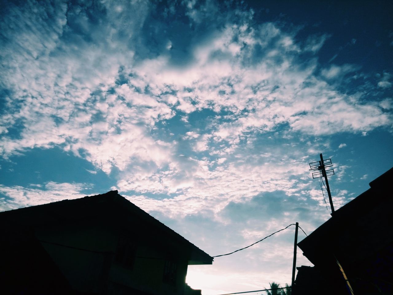 LOW ANGLE VIEW OF SILHOUETTE BUILDINGS AGAINST SKY AT DUSK