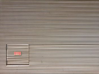 Grid wall stripes