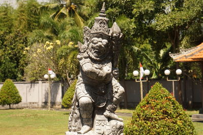 Dwarapala adalah patung penjaga gerbang atau pintu