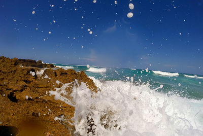 Waves splashing on rocks