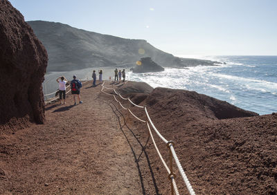 Tourists making pictures of el lago verde, the green lake, los clicos, lanzarote