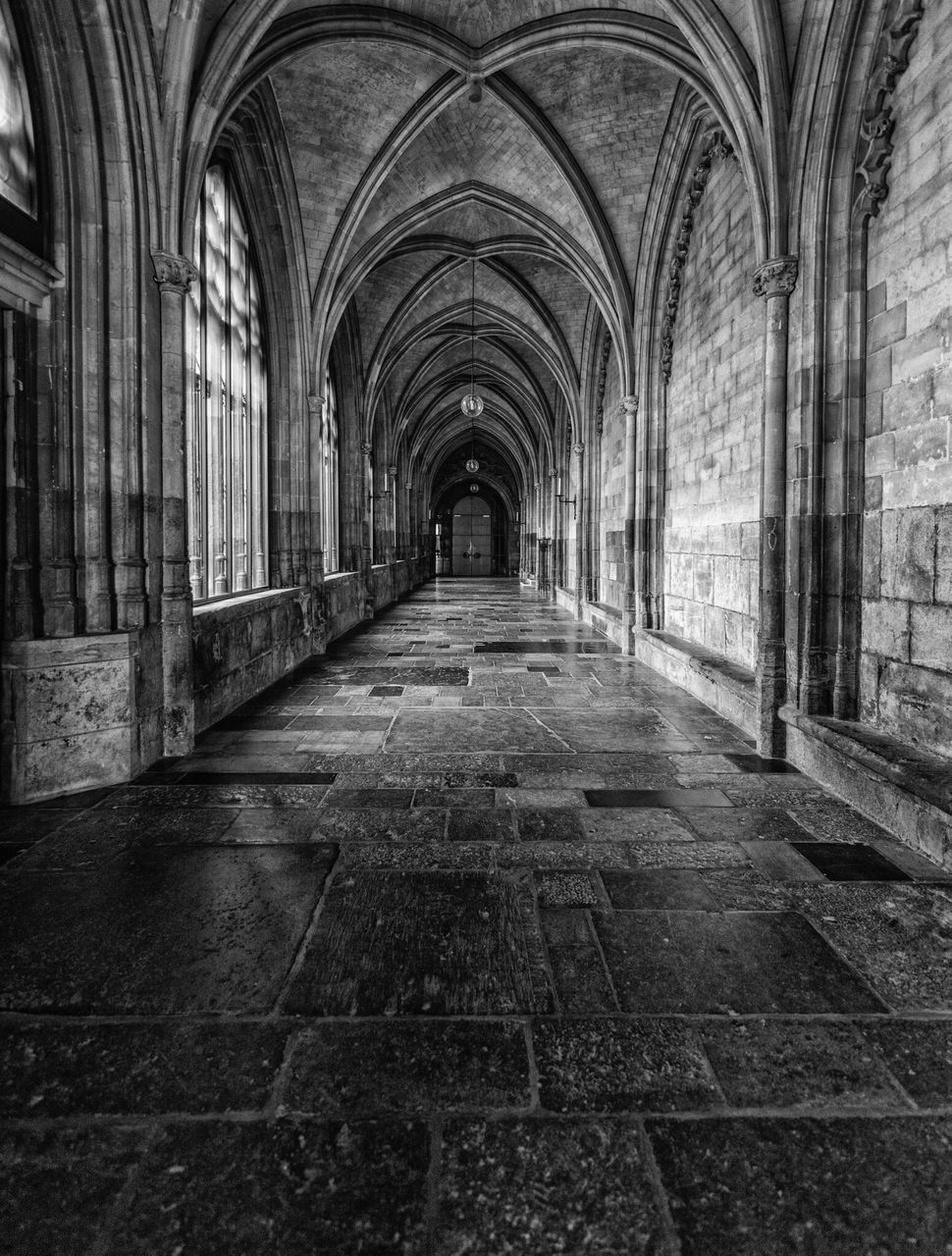 CORRIDOR OF HISTORIC BUILDING IN ARCHWAY