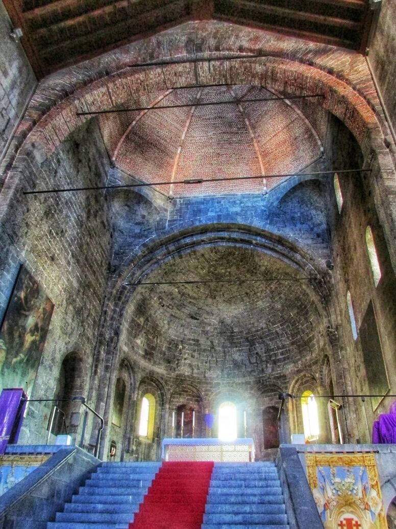 arch, architecture, built structure, indoors, ceiling, place of worship, low angle view, church, religion, the way forward, spirituality, steps, old, interior, building exterior, no people, archway, history, architectural column