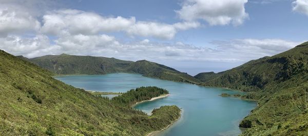 Panoramic view of lake and mountains against sky