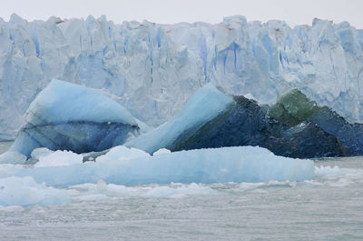 Scenic view of glaciers against cloudy sky, patagonia argentina