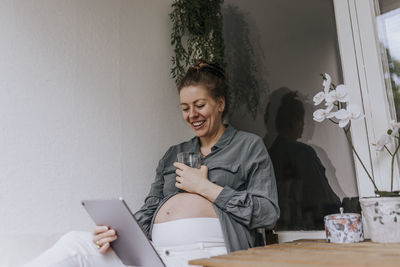 Pregnant woman using digital tablet