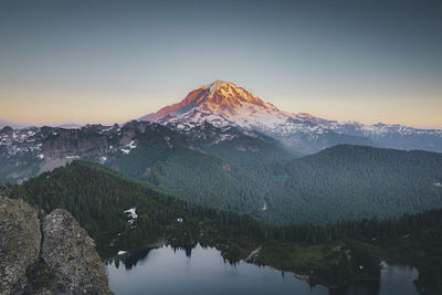 Beautiful mt. rainier from the top of tolmie peak, usa