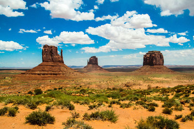 Monument valley is an american natural site located on the border between arizona and utah. 