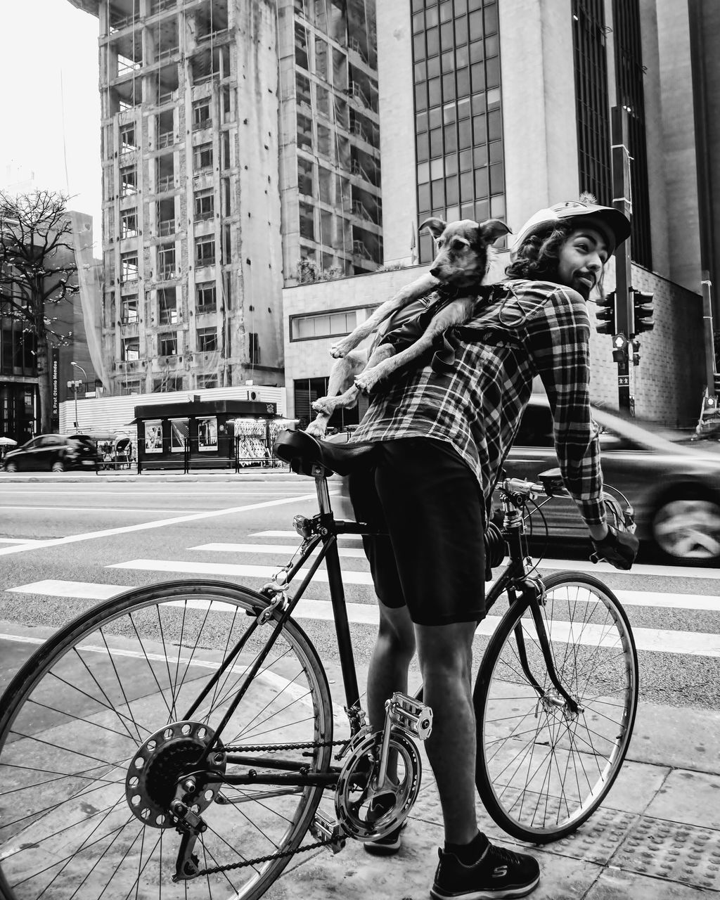 bicycle, real people, architecture, land vehicle, building exterior, built structure, transportation, mode of transport, full length, street, casual clothing, city, outdoors, day, two people, city life, lifestyles, young women, young adult