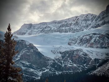 Scenic view of snowcapped mountains against sky columbia icefields athabaskan glacier