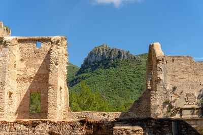 Old ruins of building against sky