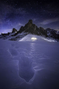 Scenic picture of a starry winter night in passo giau, near cortina d'ampezzo, dolomites, italy