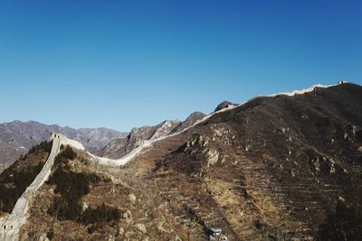 Great wall of china on mountains against clear blue sky