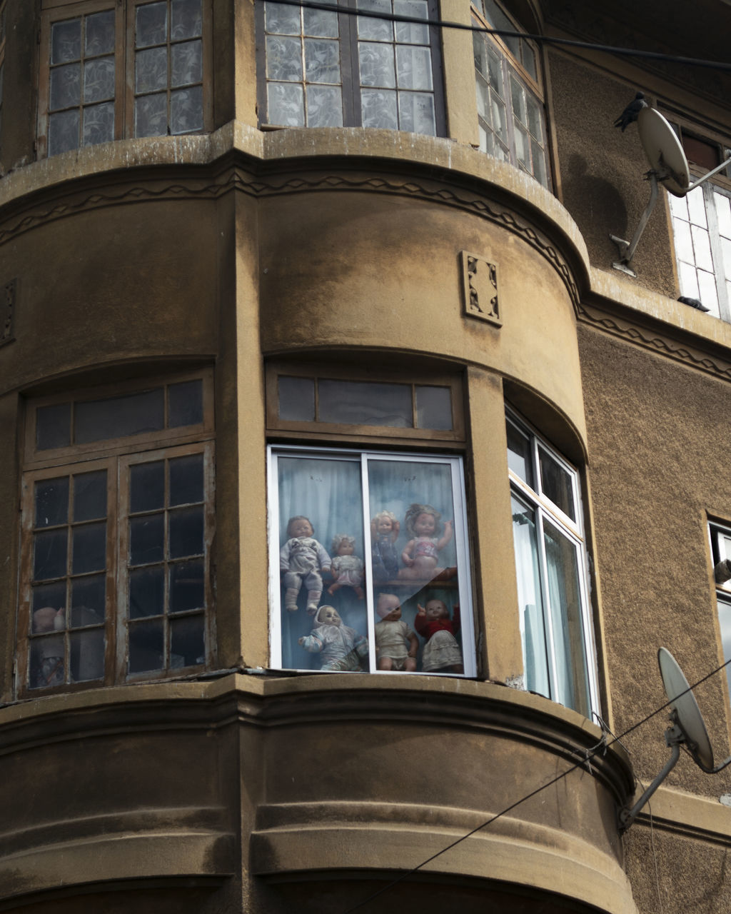 LOW ANGLE VIEW OF REFLECTION OF BUILDING IN CITY