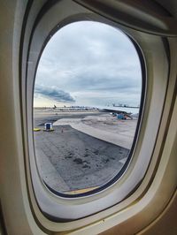 Airplane wing