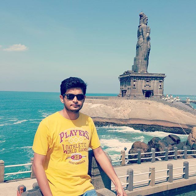 person, lifestyles, sea, leisure activity, water, smiling, casual clothing, looking at camera, young men, young adult, portrait, front view, happiness, standing, three quarter length, sky, blue, built structure