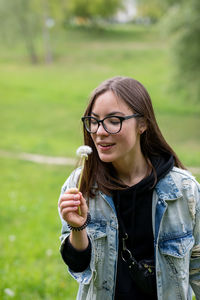 Portrait of young woman wearing eyeglasses