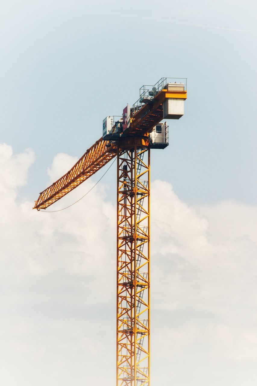 LOW ANGLE VIEW OF CRANE TOWER AGAINST SKY