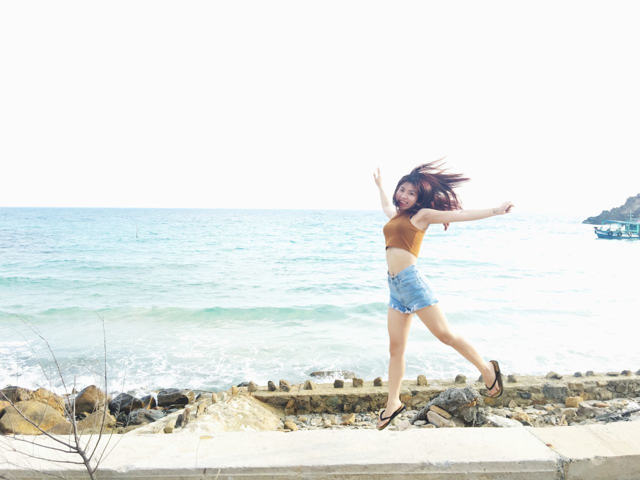 sea, water, horizon over water, beach, full length, clear sky, shore, lifestyles, copy space, leisure activity, standing, scenics, casual clothing, tranquility, tranquil scene, beauty in nature, rear view, nature