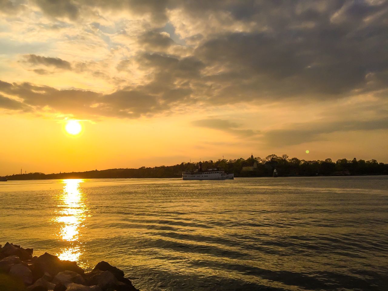 sunset, water, sea, sky, sun, scenics, tranquil scene, tranquility, beauty in nature, cloud - sky, reflection, silhouette, orange color, nature, idyllic, waterfront, beach, sunlight, shore, cloud