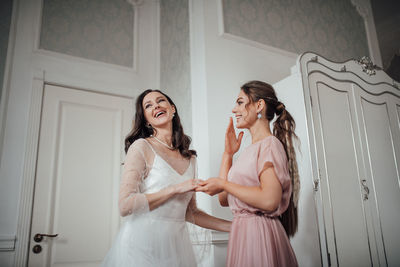 Bridesmaid grooming bride